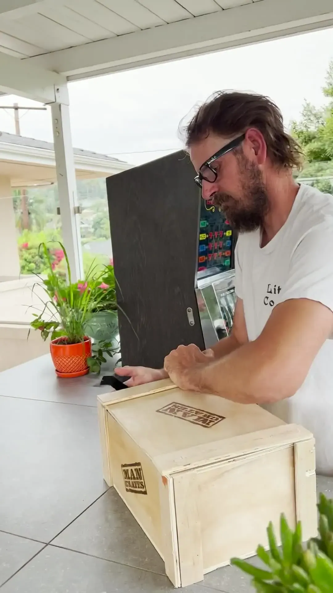 Man Crates video ad